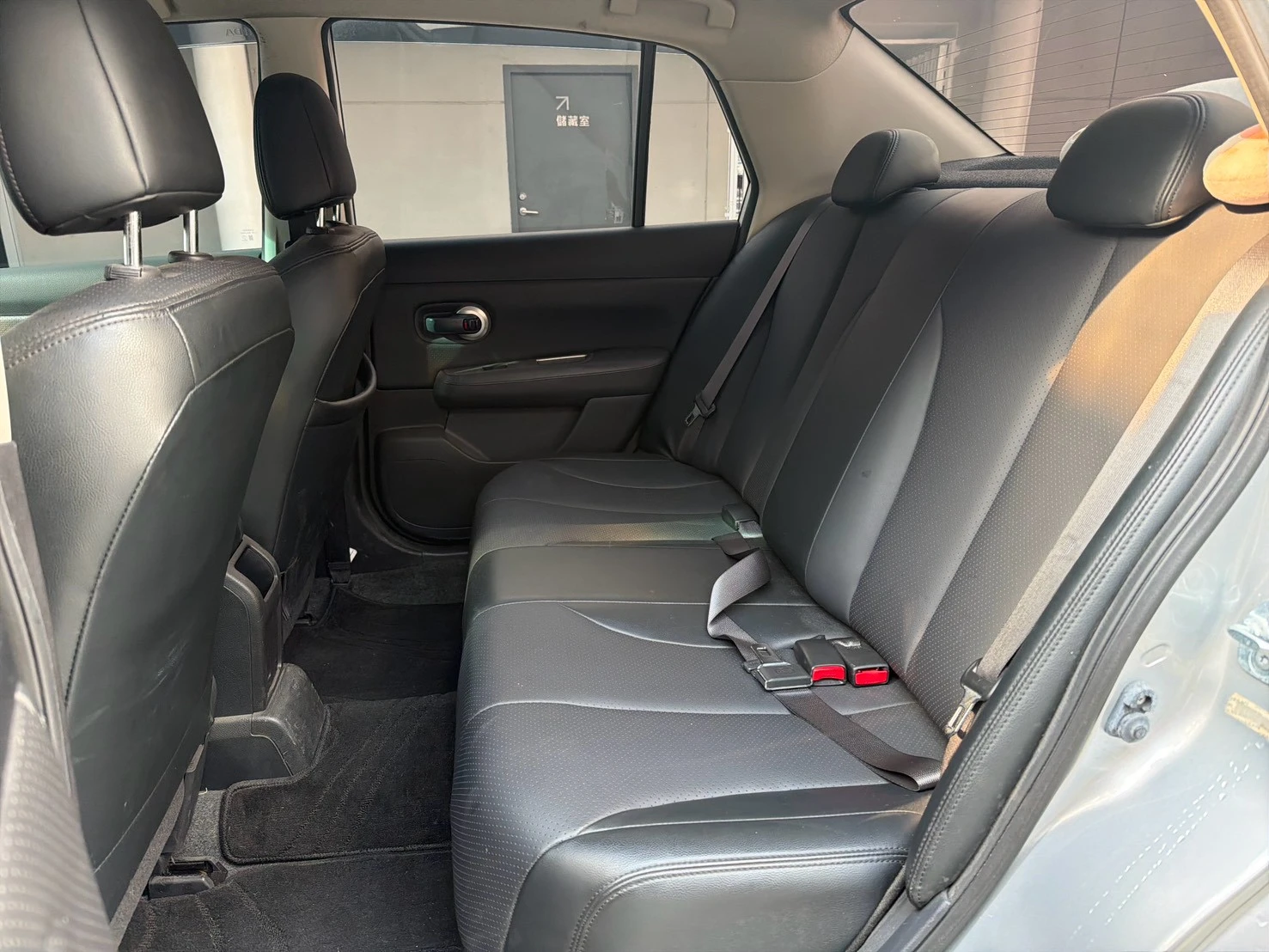 ⚪ 2017 Nissan Tiida 4D 豪華版 銀色