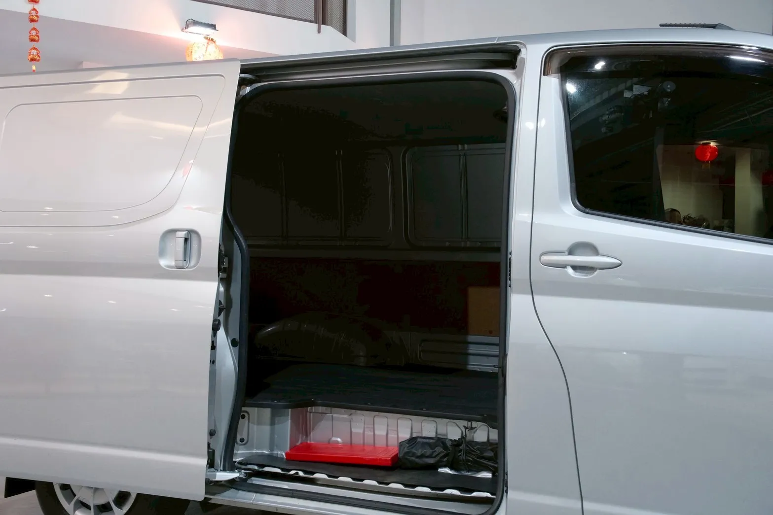 ⚪ 2024 Toyota Hiace 2.8 豪華版 銀色