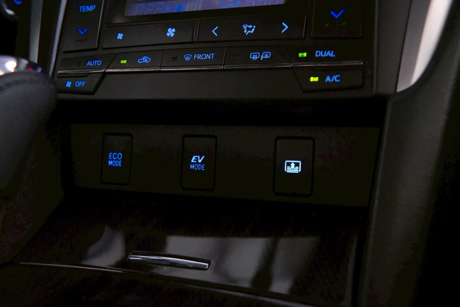 ⚪ 2015 Toyota Camry HV 尊爵 黑色