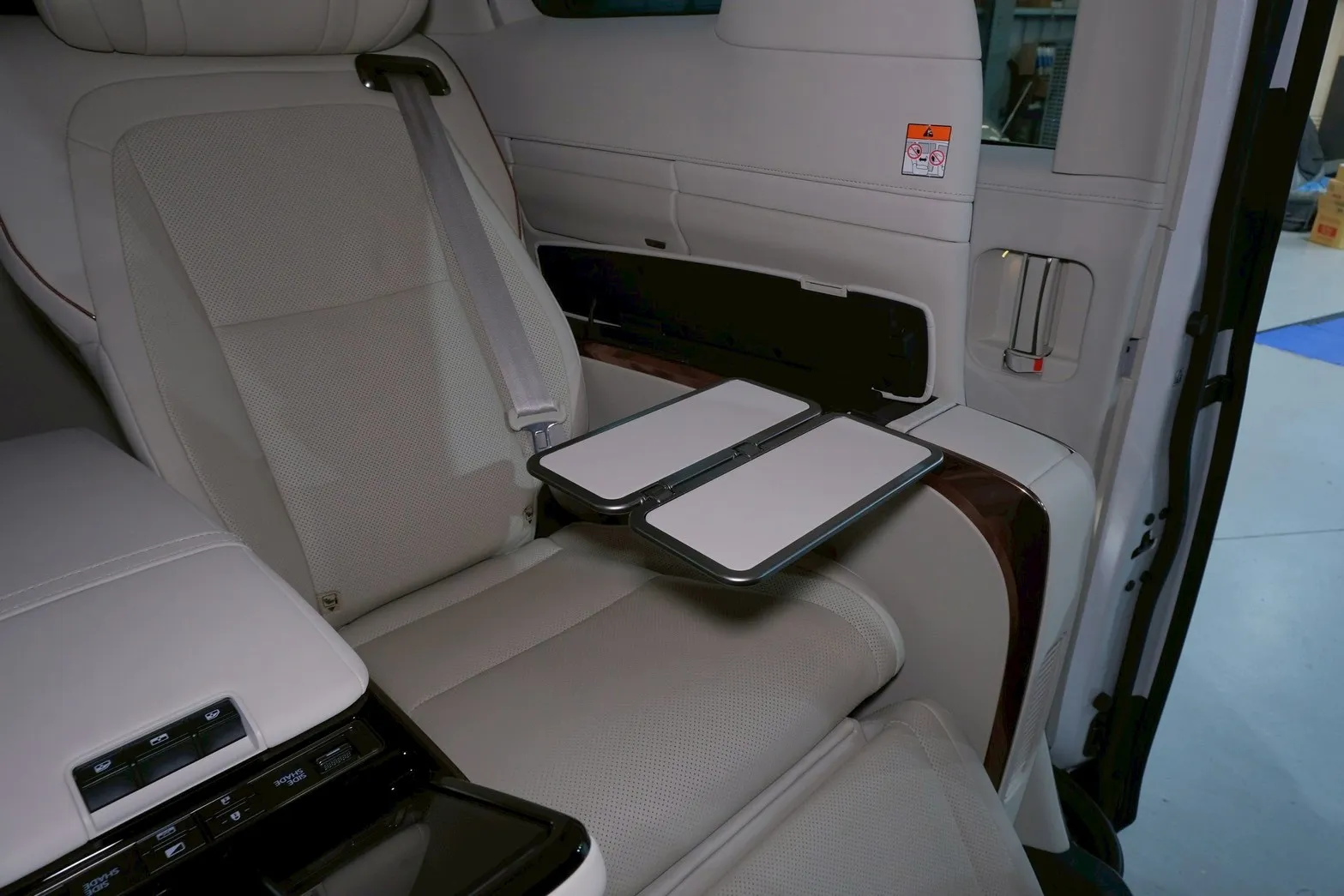 ⚪ 2025 Lexus LM 500h 四人座 白色