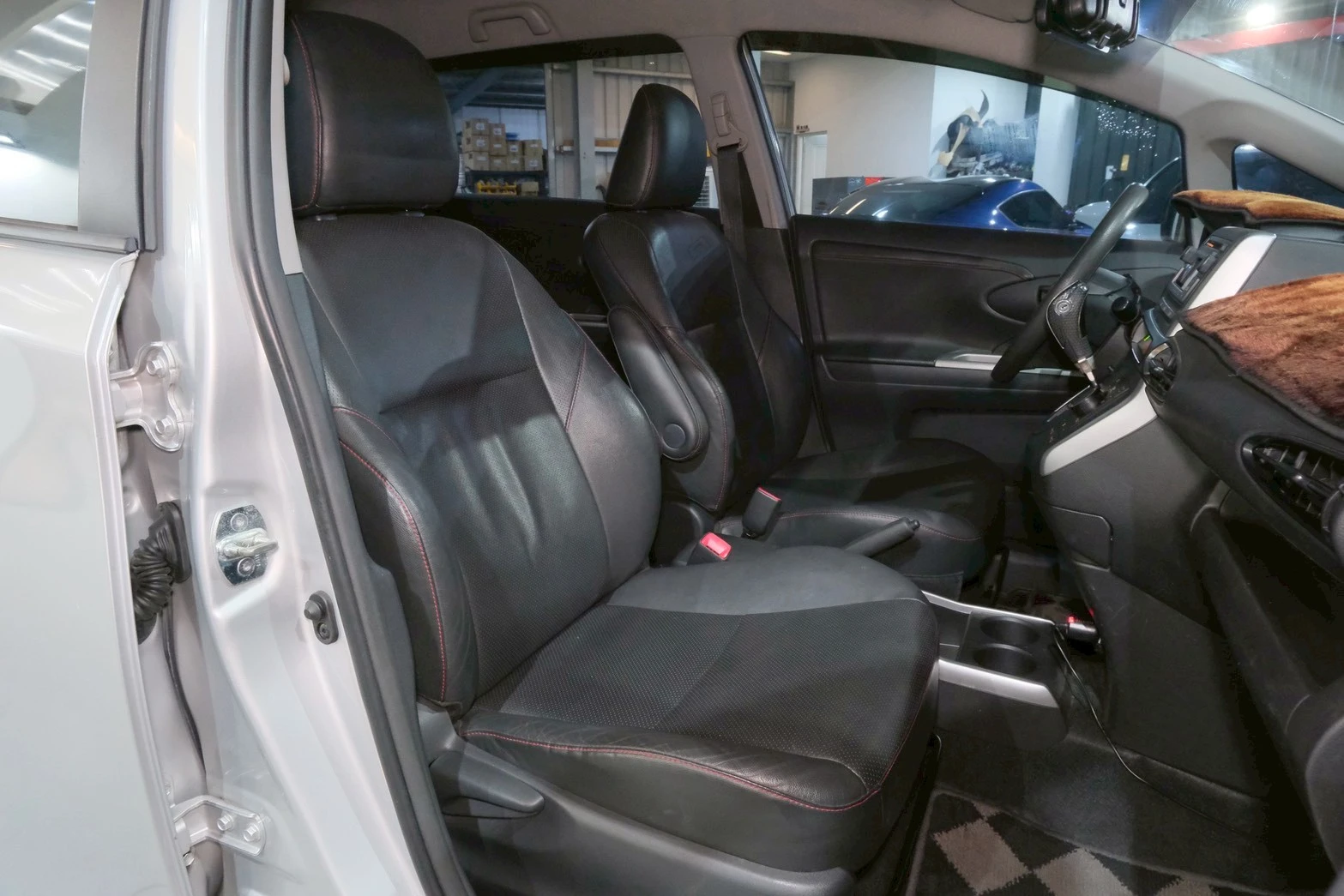 ⚪ 2013 Toyota Wish 2.0 經典版 銀色
