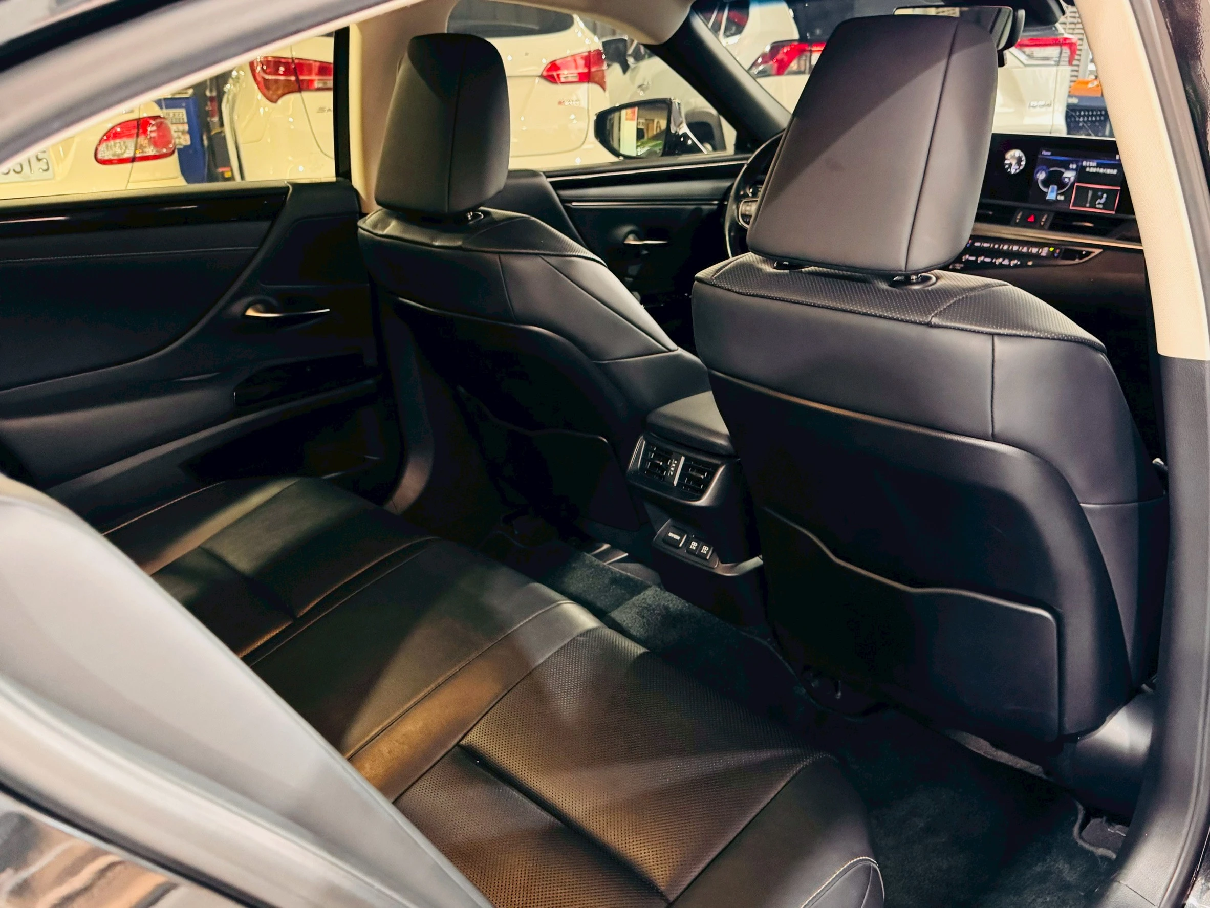 ⚪ 2019 Lexus ES300h 豪華版 黑色