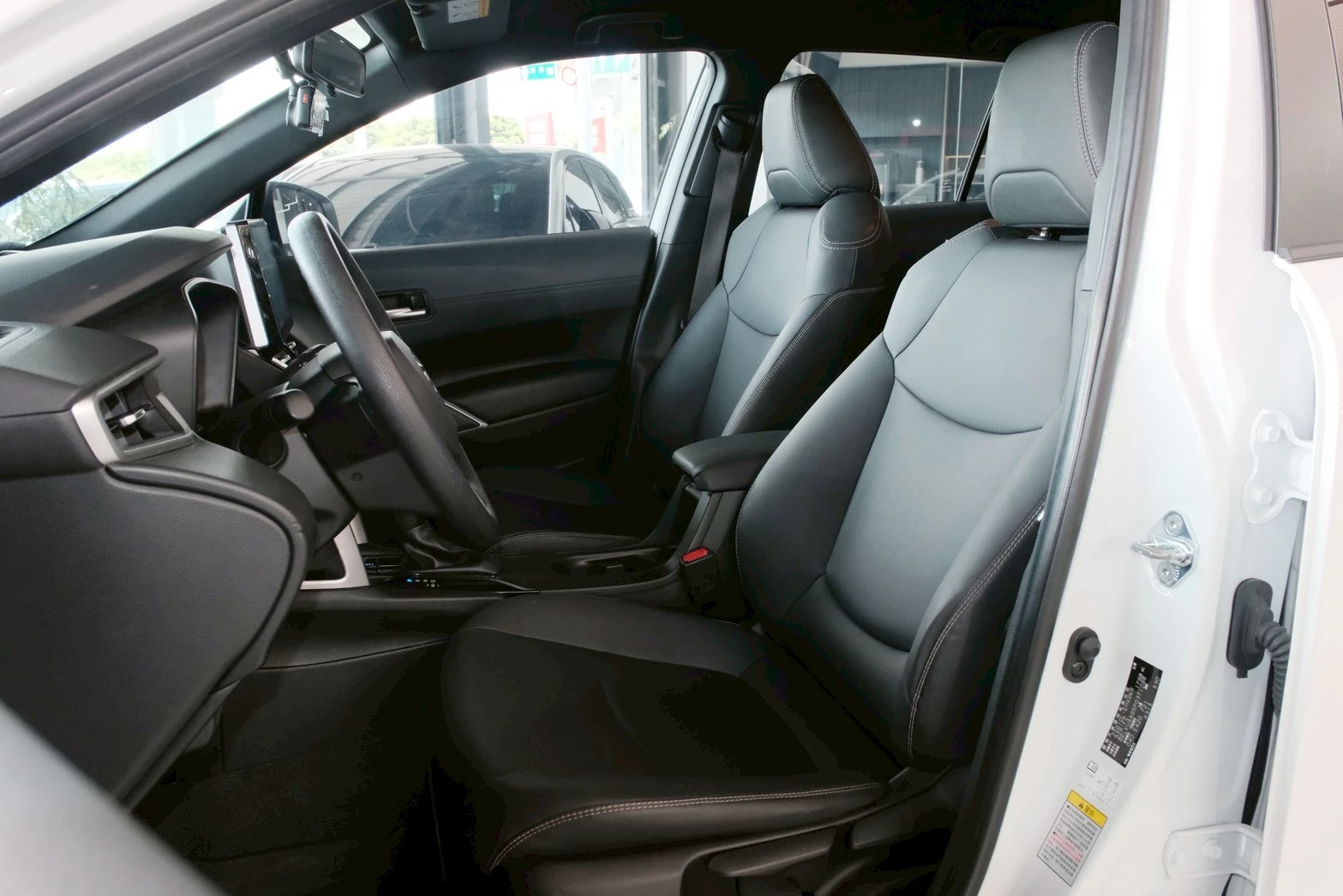 ⚪ 2023 Toyota Corolla Cross 1.8 汽油尊爵版 白色