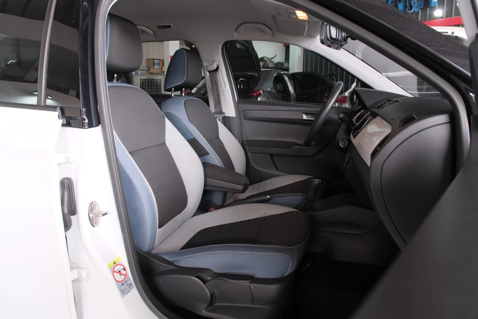 ⚪ 2018 Skoda Fabia 1.0 TSI 白色