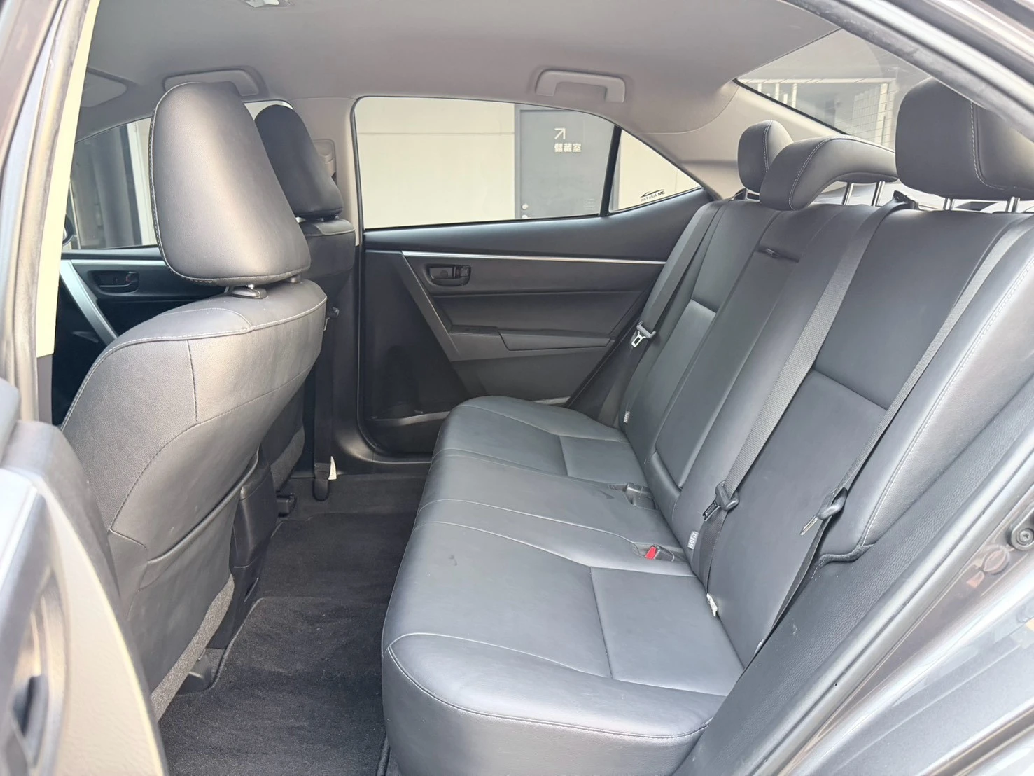 ⚪ 2017 Toyota Corolla Altis 1.8 雅緻版 灰色