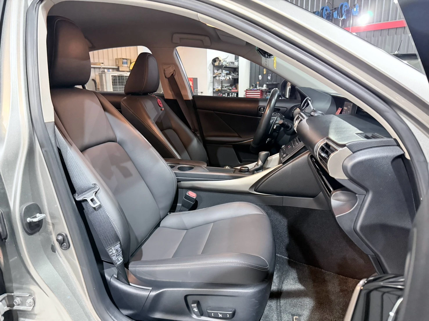 ⚪ 2015 Lexus IS 200t 豪華版 鈦色