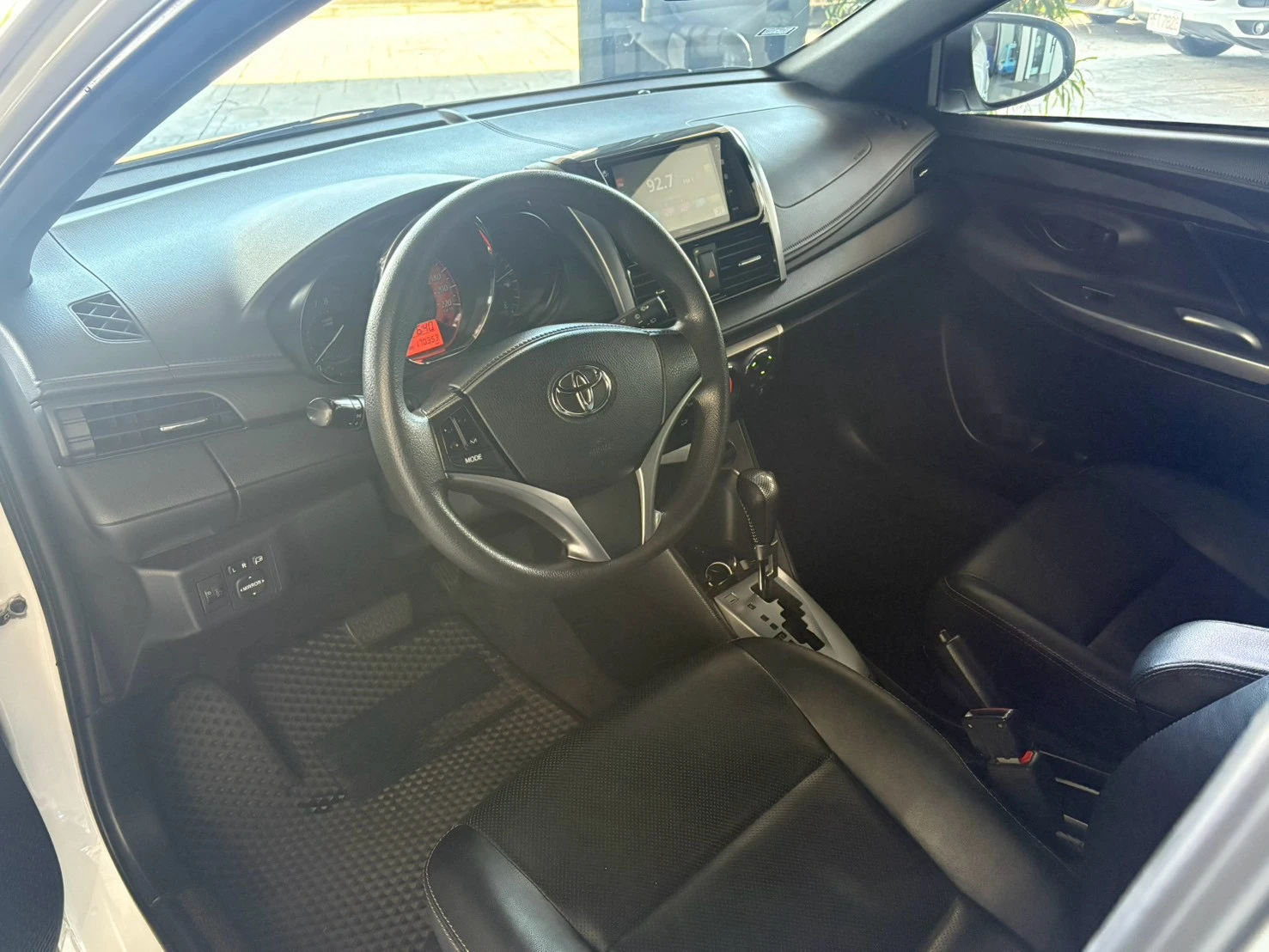 ⚪ 2015 Toyota Yaris 1.5 豪華 白色