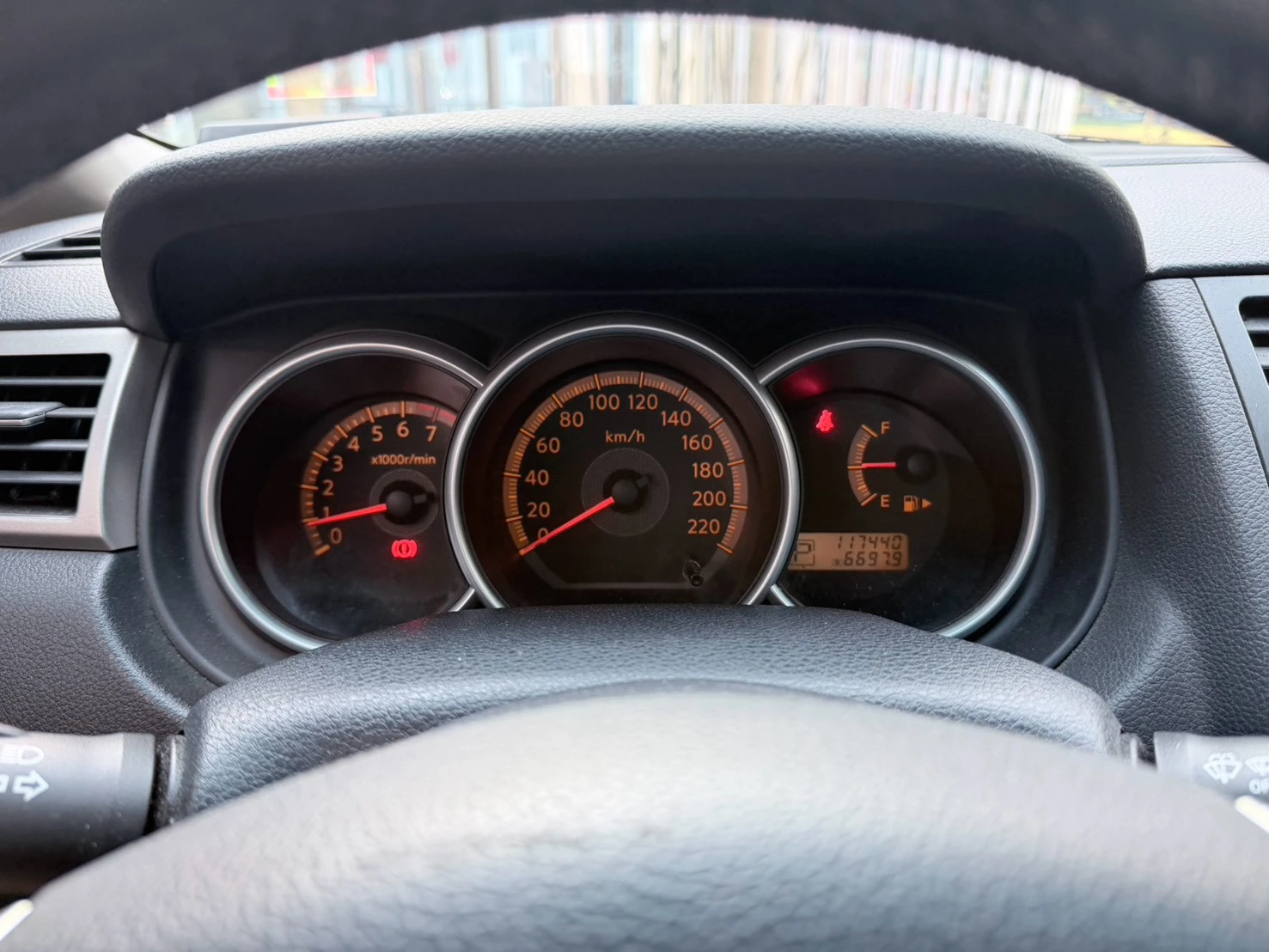 ⚪ 2017 Nissan Tiida 4D 豪華版 銀色
