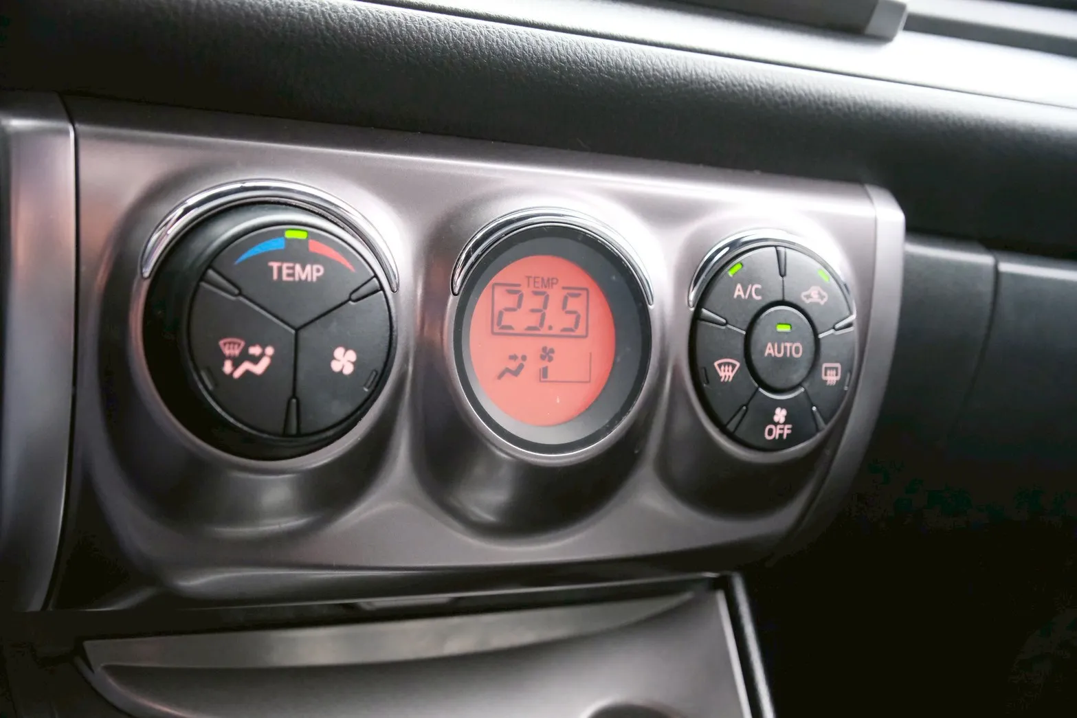 ⚪ 2015 Toyota Yaris 1.5 豪華 白色