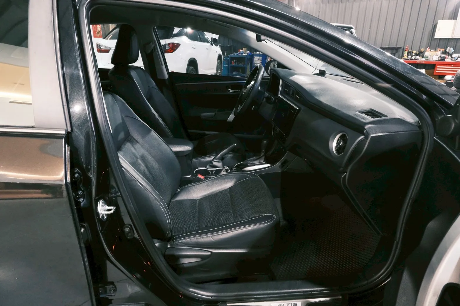 ⚪ 2017 Toyota Corolla Altis 1.8 豪華版 黑色