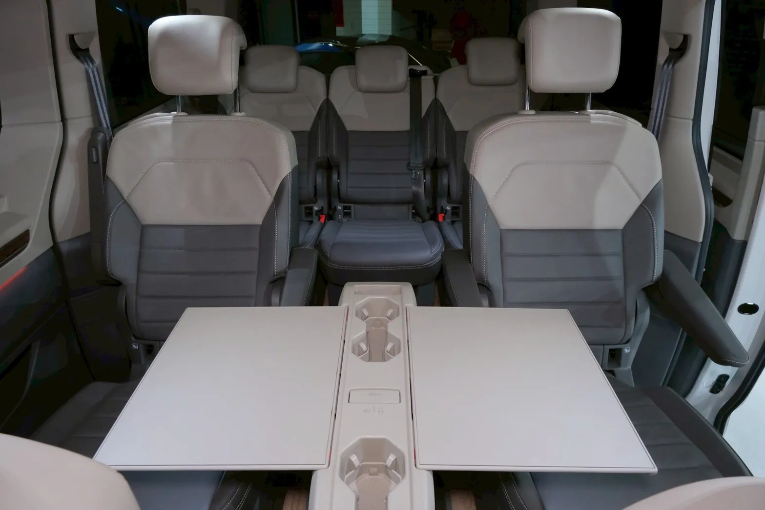 ⚪ 2023 Volkswagen Multivan 2.0 TSI Style 白色