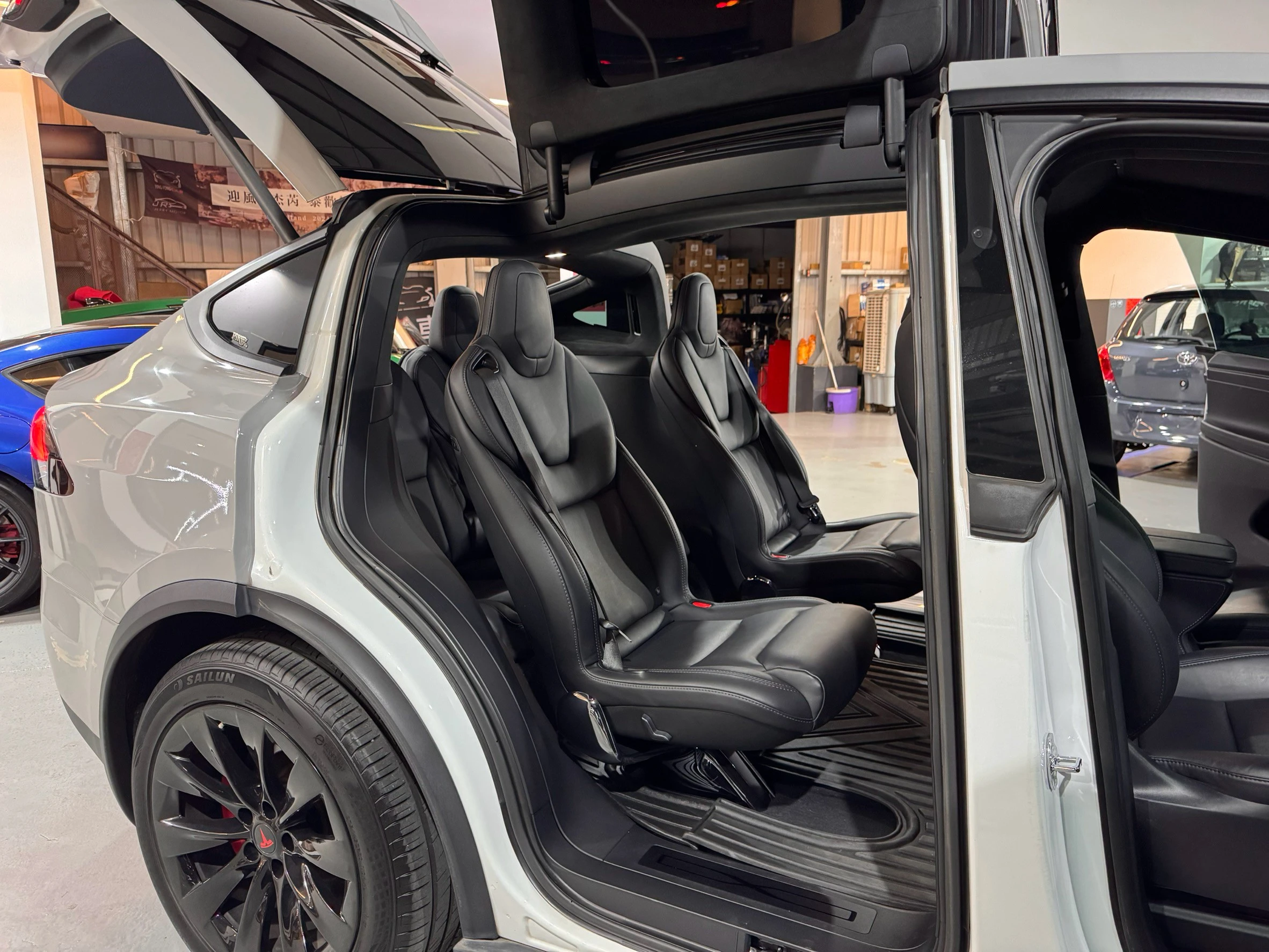 ⚪ 2020 Tesla Model X Performance 白色（水泥灰車衣）