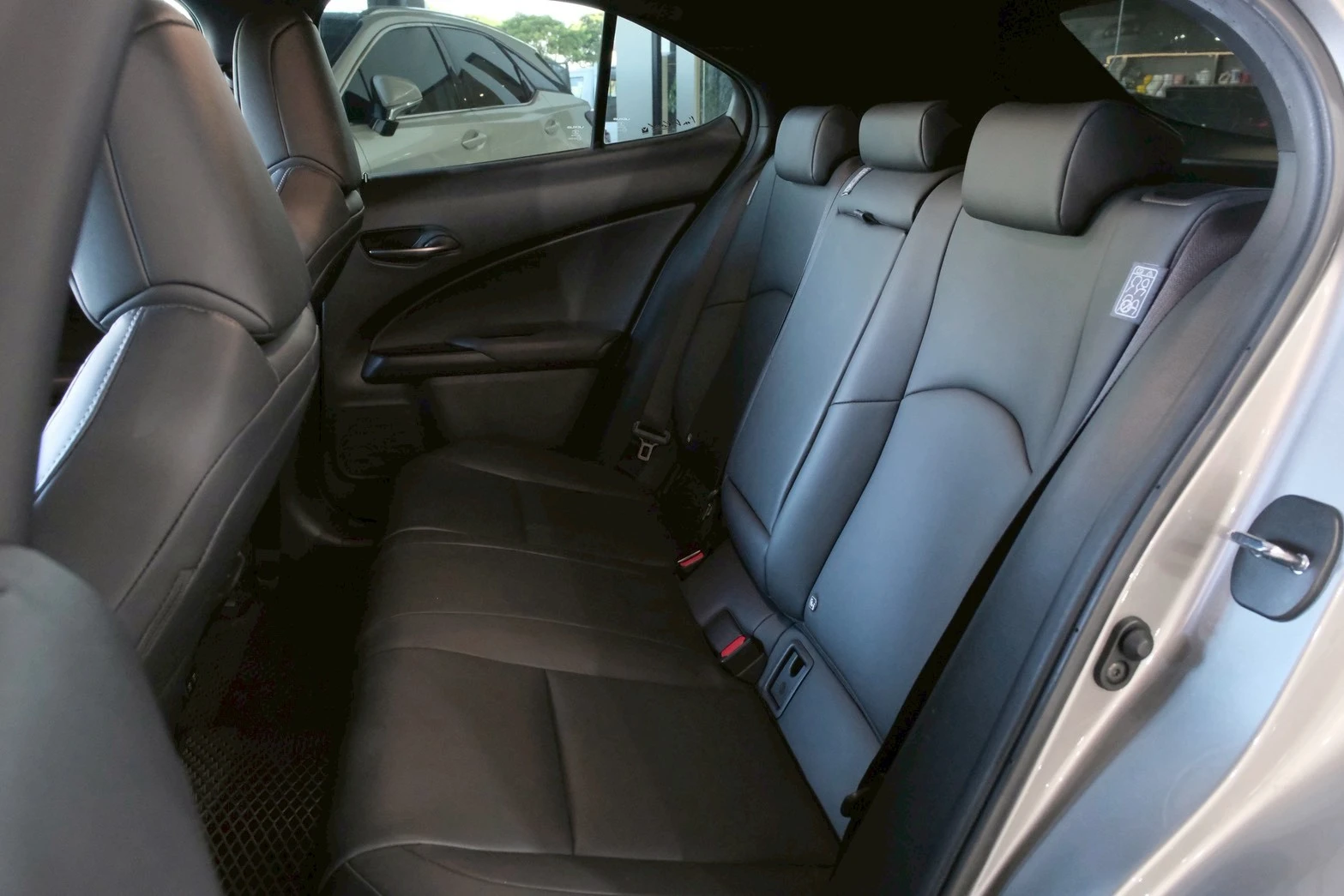 ⚪ 2019 Lexus UX250h 豪華版 鈦色