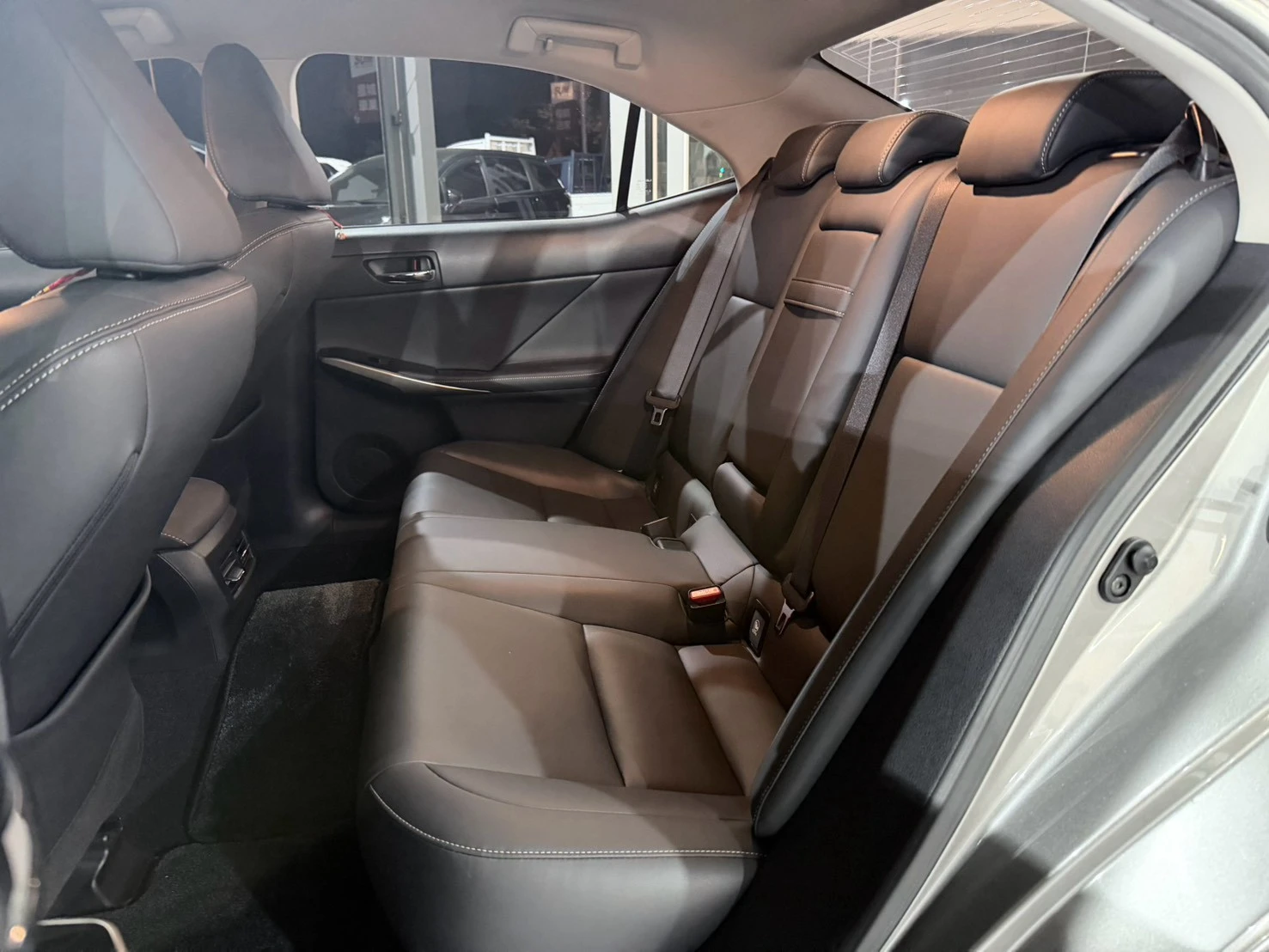 ⚪ 2015 Lexus IS 200t 豪華版 鈦色
