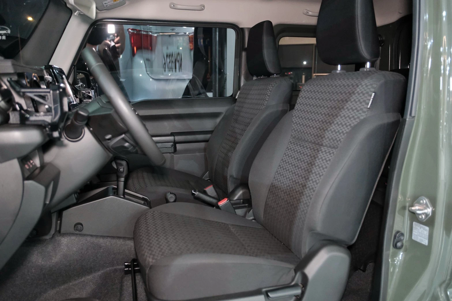 ⚪ 2025 Suzuki Jimny 1.5 GLX 軍綠色