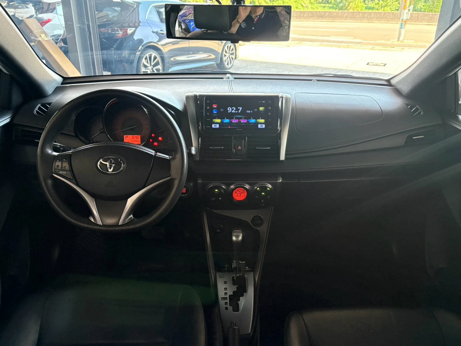 ⚪ 2015 Toyota Yaris 1.5 豪華 白色