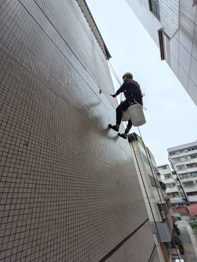 台中市西區住宅｜外牆滲水｜透明防水漆處理