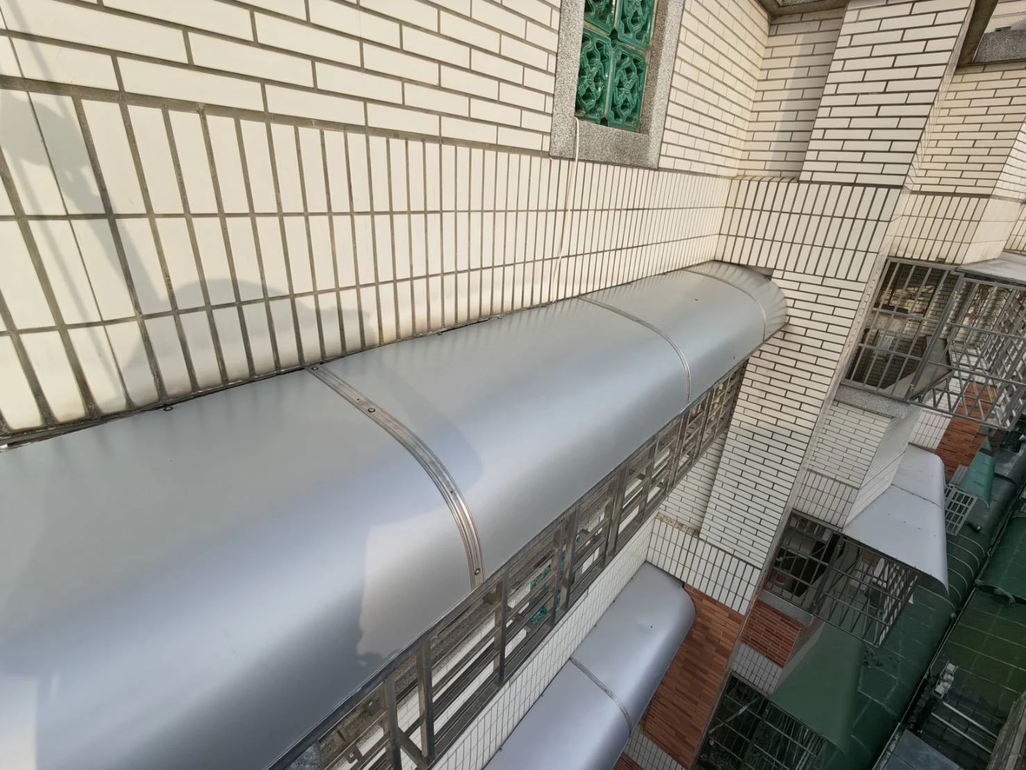 彰化縣-彰化市｜PC板脆化破損｜更換鋁塑板｜蜘蛛人採光罩更換