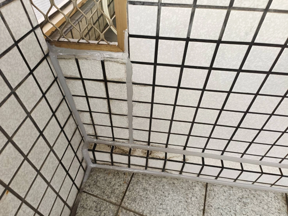 雲林縣斗六市公寓｜磁磚滲水｜矽利康割除｜填縫透明防水漆處理