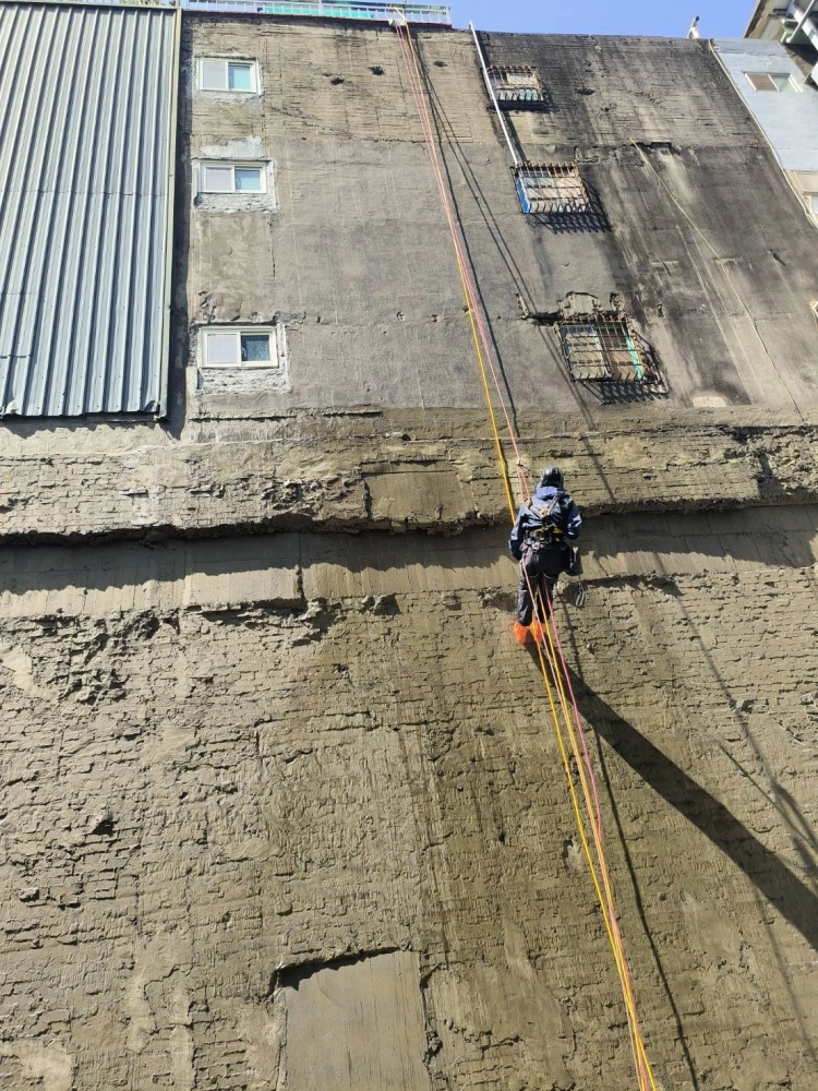 彰化縣-彰化市｜外牆龜裂澎共滲水｜泥作修補｜防水修繕工程