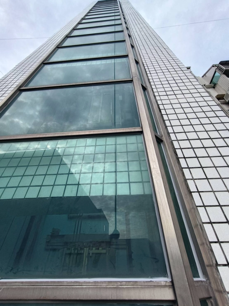 彰化市 窗框玻璃帷幕 矽利康填補