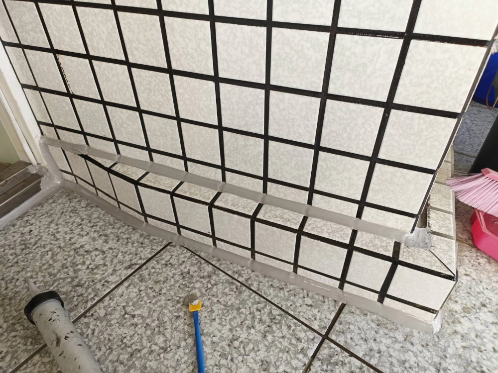 雲林縣斗六市公寓｜磁磚滲水｜矽利康割除｜填縫透明防水漆處理