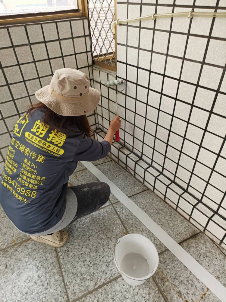 雲林縣斗六市公寓｜磁磚滲水｜矽利康割除｜填縫透明防水漆處理