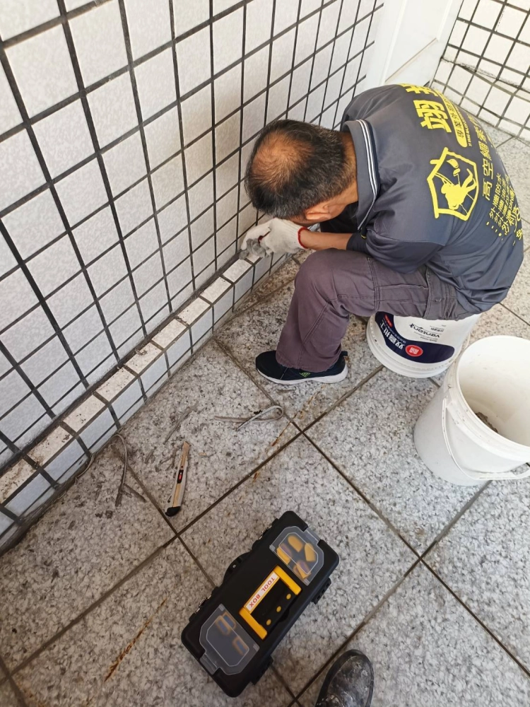 雲林縣斗六市公寓｜磁磚滲水｜矽利康割除｜填縫透明防水漆處理