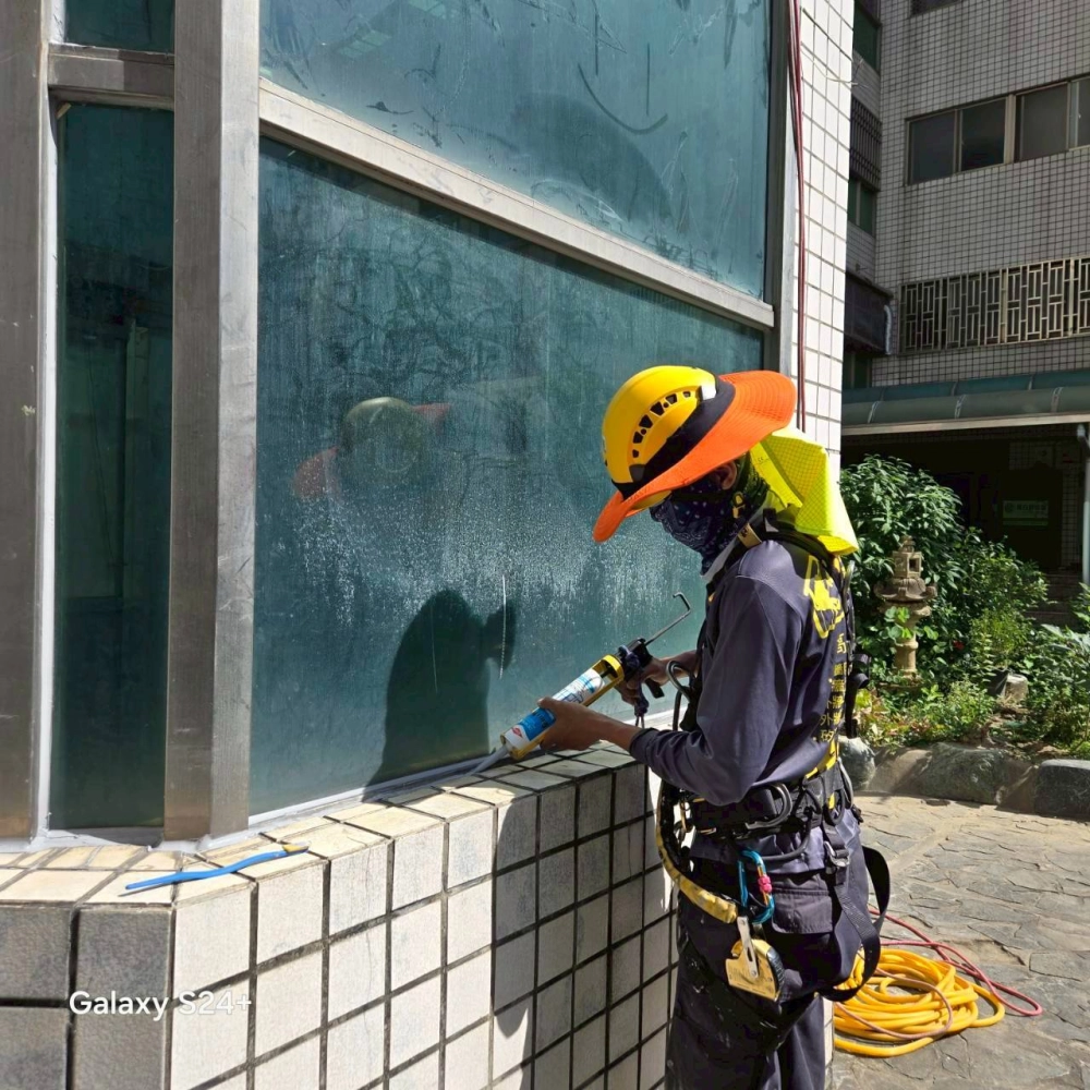 彰化市 窗框玻璃帷幕 矽利康填補