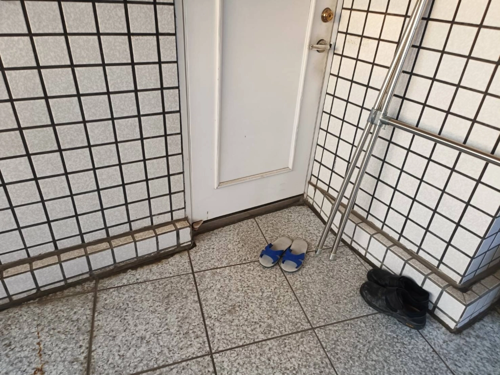 雲林縣斗六市公寓｜磁磚滲水｜矽利康割除｜填縫透明防水漆處理