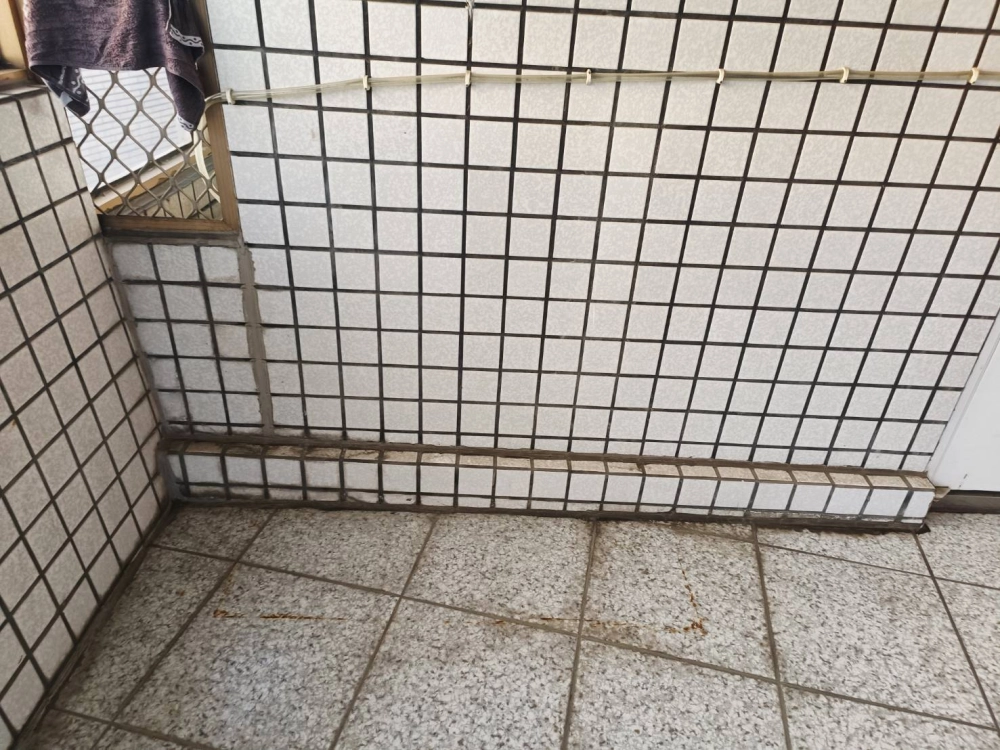 雲林縣斗六市公寓｜磁磚滲水｜矽利康割除｜填縫透明防水漆處理