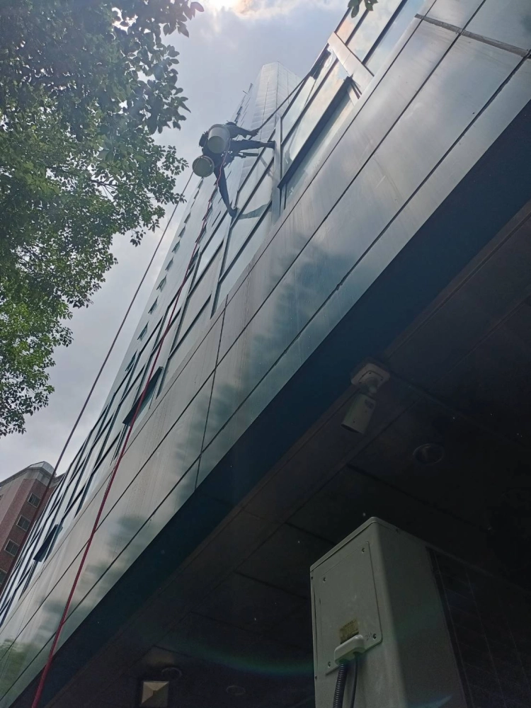 台中市-北區-商業大樓-鋁牆玻璃清洗