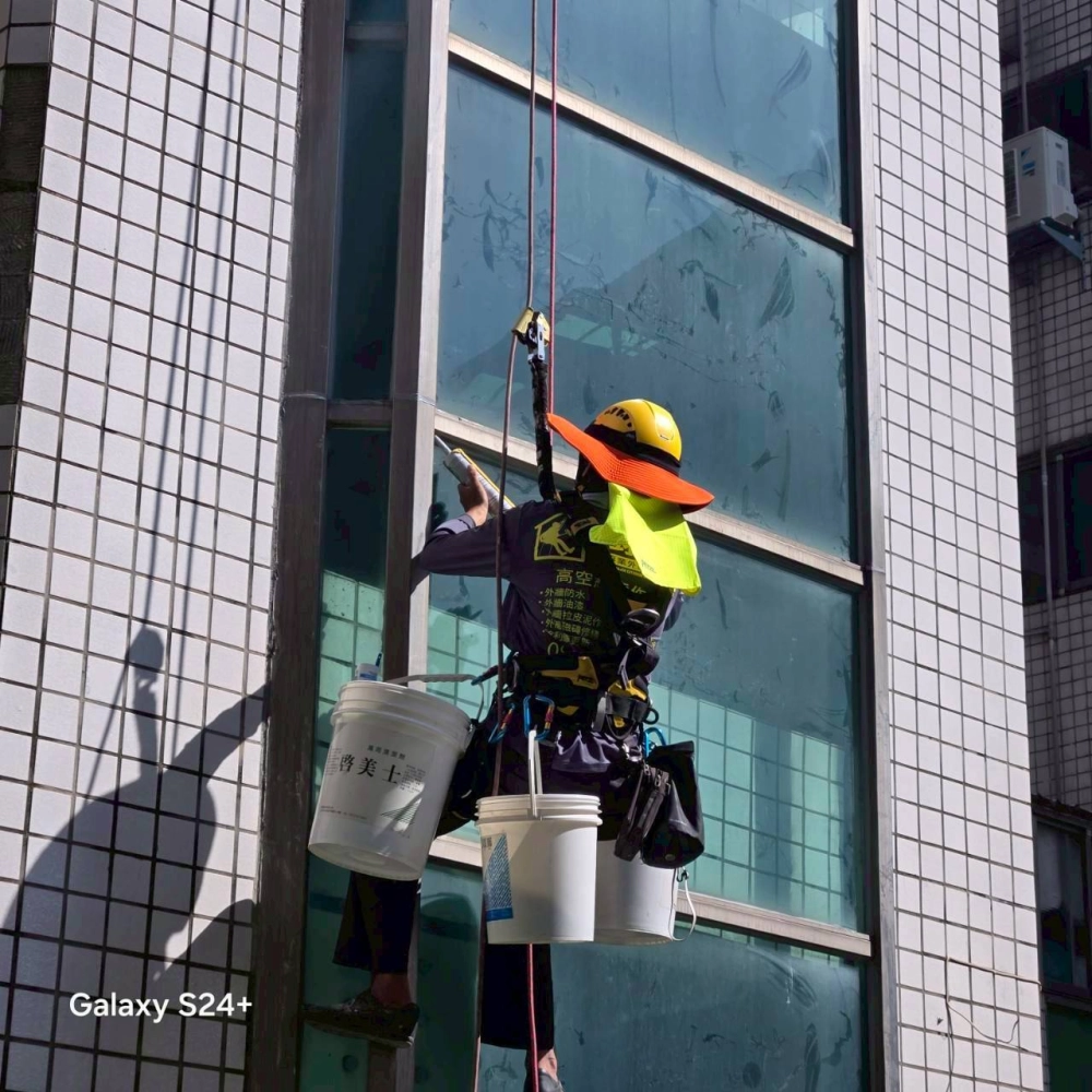 彰化市 窗框玻璃帷幕 矽利康填補