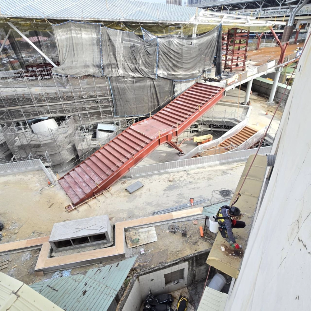 台中市-中區｜PC板脆化破損｜更換鋁塑板｜蜘蛛人｜採光罩更換