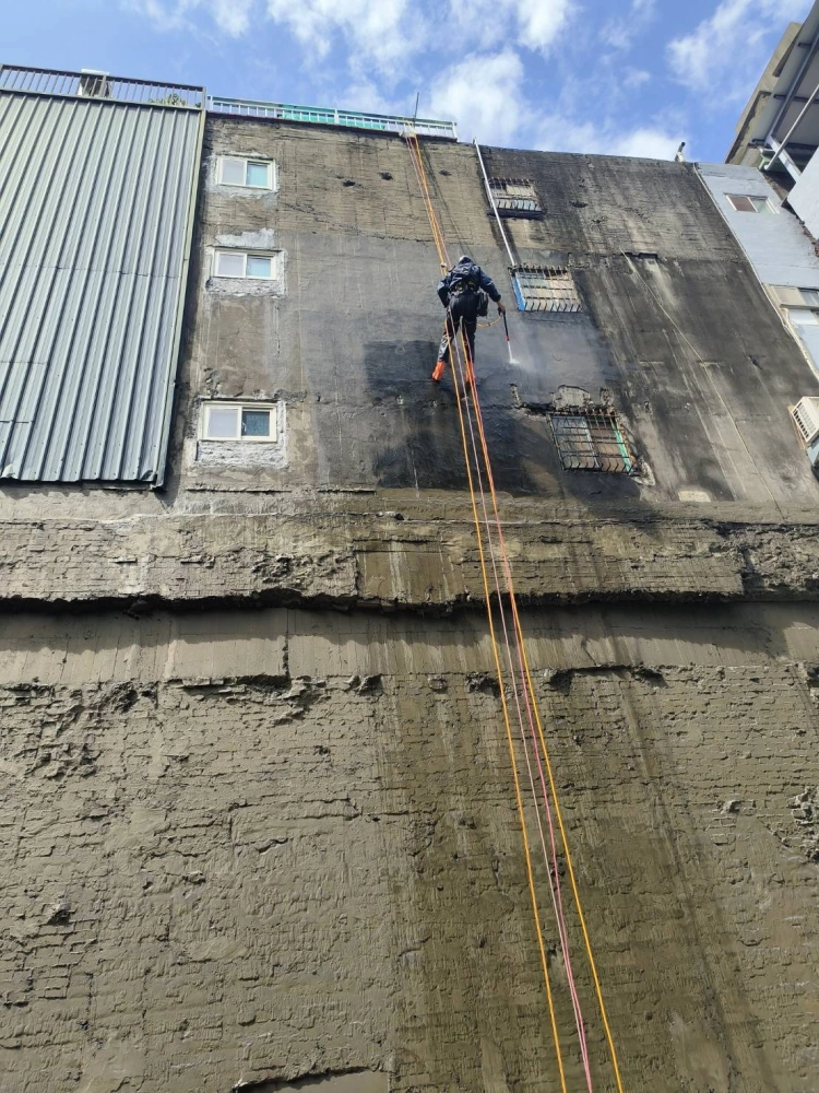 彰化縣-彰化市｜外牆龜裂澎共滲水｜泥作修補｜防水修繕工程