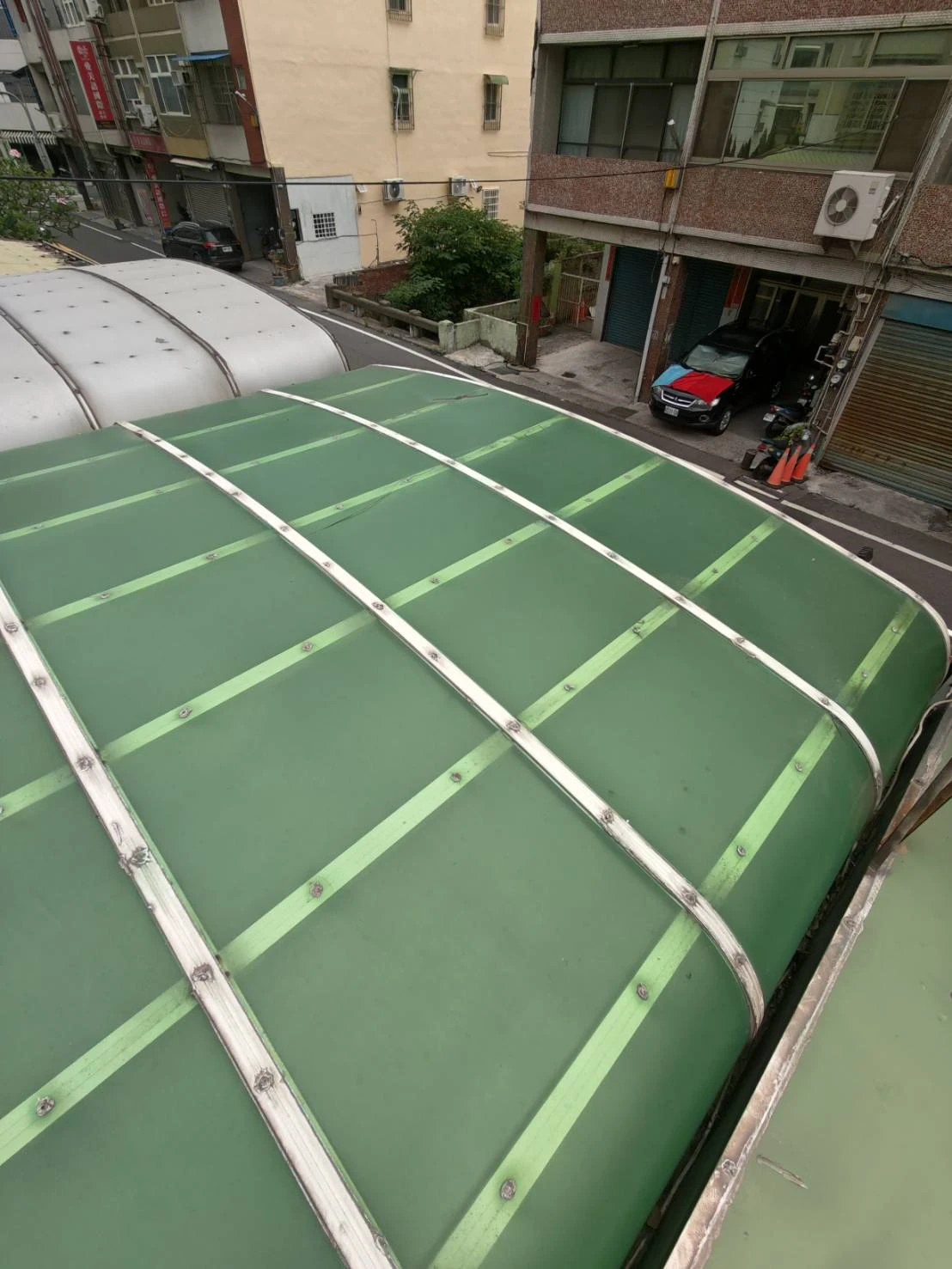 彰化縣-伸港鄉｜PC板脆化破損｜更換鋁塑板｜遮雨棚更換