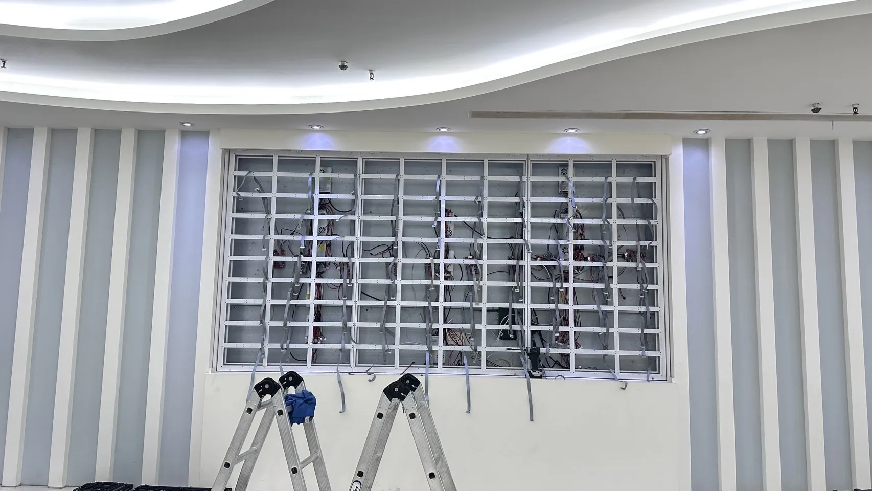 電視牆施工案例｜還沒亮，關鍵早就決定 台中字幕機｜LED電視牆｜跑馬燈｜專業製作維修【中彰投首選】