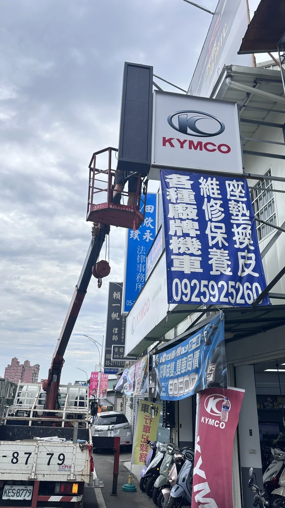 ? 高空車直上施工！LED字幕機安裝全紀錄，完工效果太吸睛