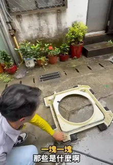 四方吹，每一片導風板都藏著厚厚的灰～桃園區窗型冷氣清洗/桃園區買冷氣