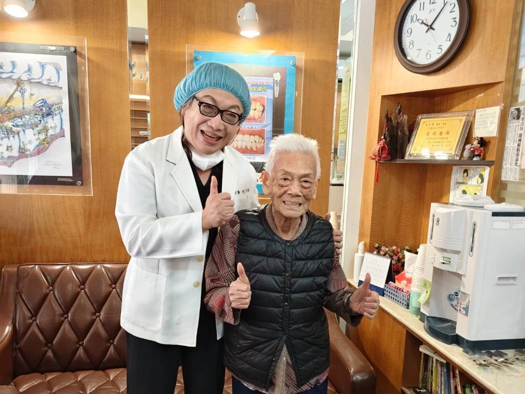 案例2|台中老人活動假牙全口重建