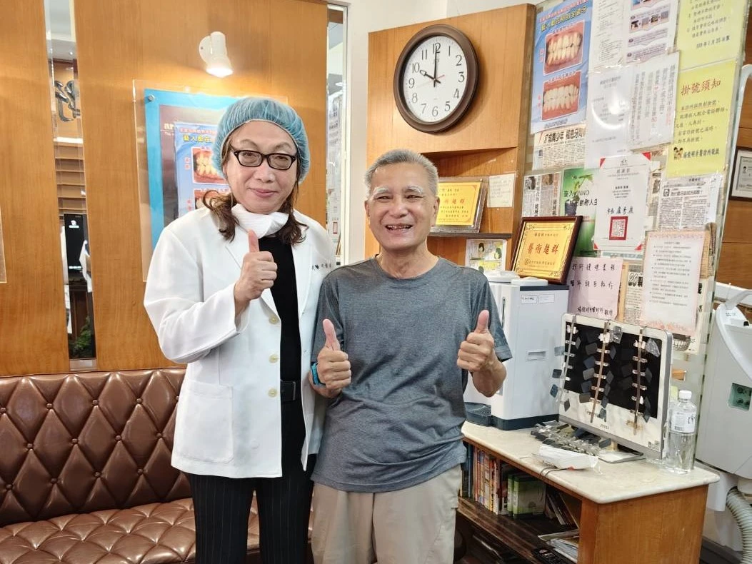 案例30|台中老人活動假牙全口重建