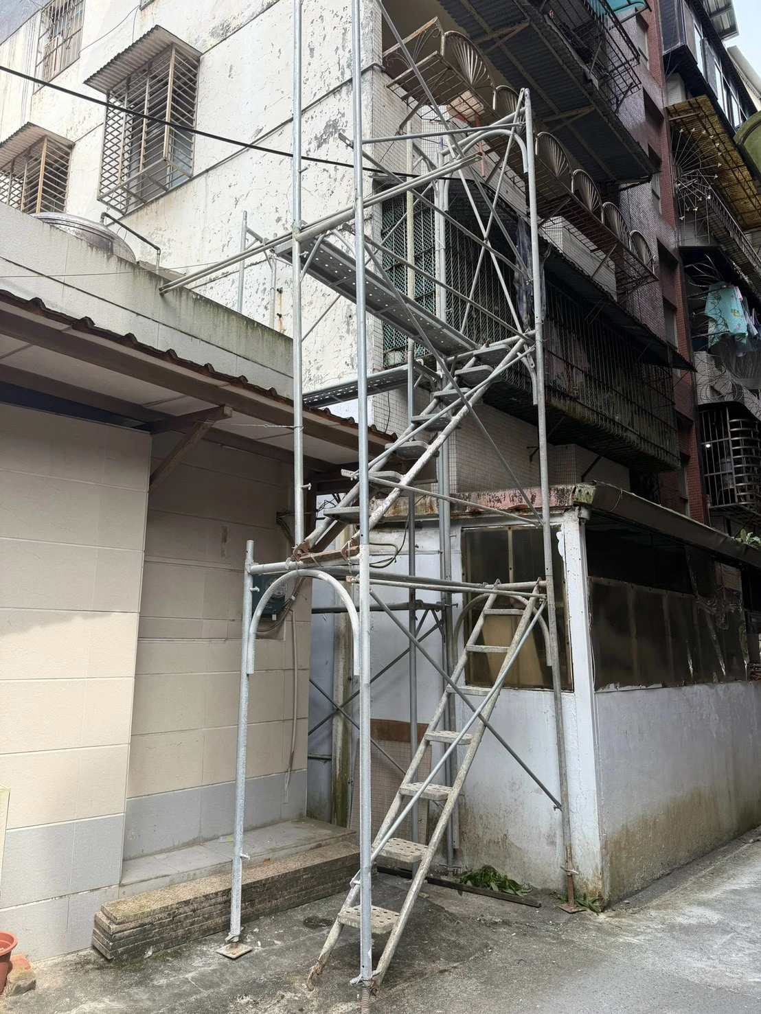 基隆民宅防火巷-施工架