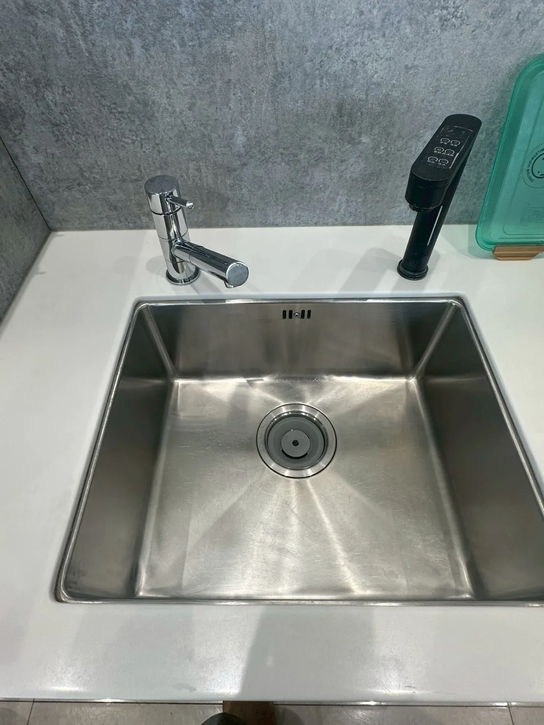 水槽嚴重水垢，清洗前後