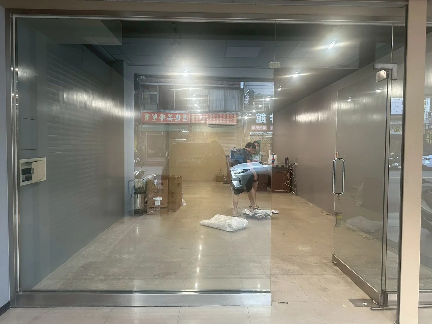 店面玻璃除廣告貼膜-中部辦公室清潔/中部外牆清潔