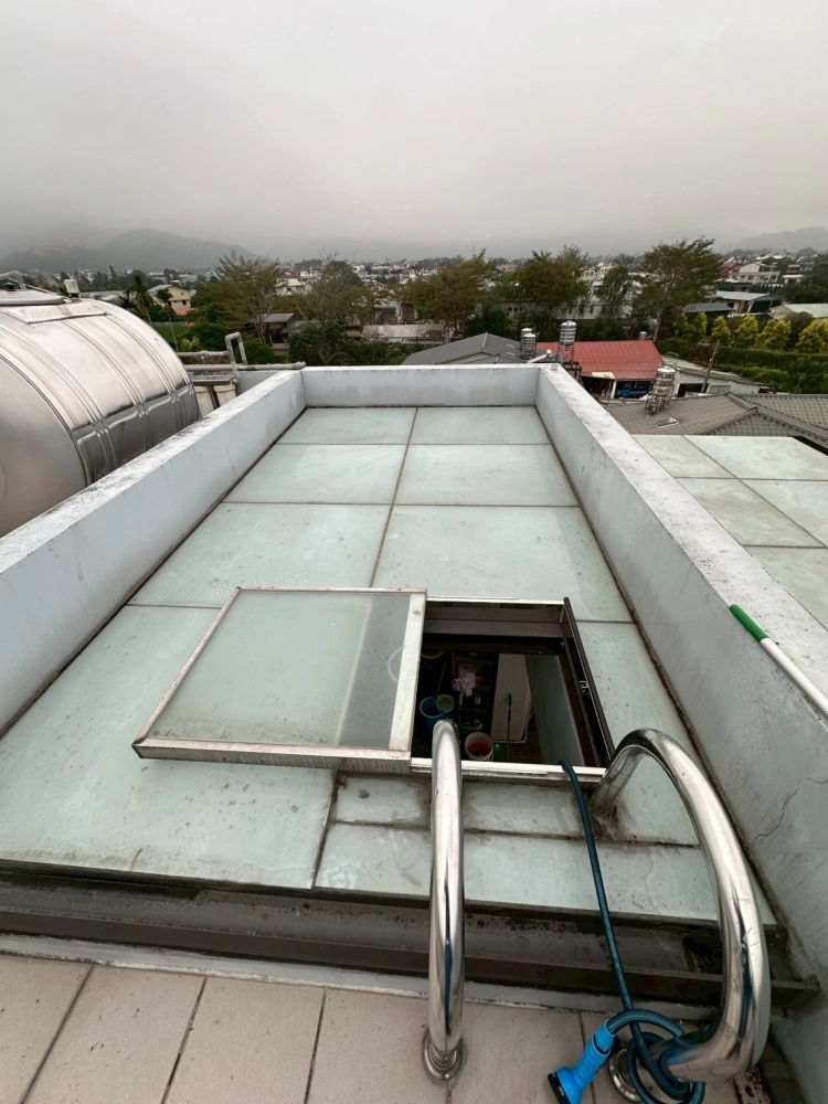 採光罩強化玻璃清潔水垢及青苔