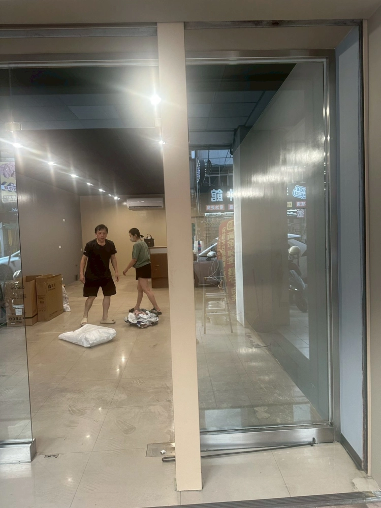 店面玻璃除廣告貼膜-中部辦公室清潔/中部外牆清潔
