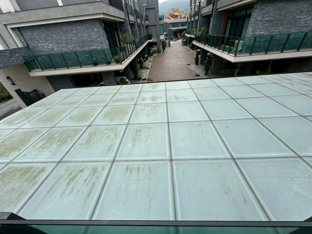 採光罩強化玻璃清潔水垢及青苔