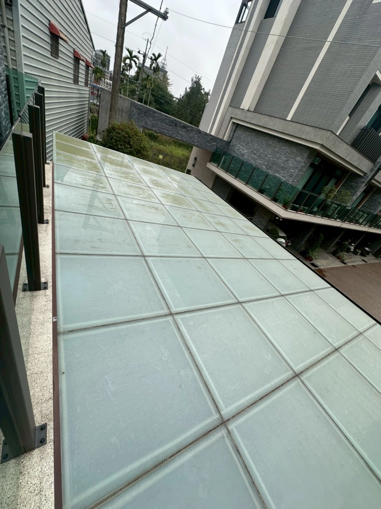 採光罩強化玻璃清潔水垢及青苔