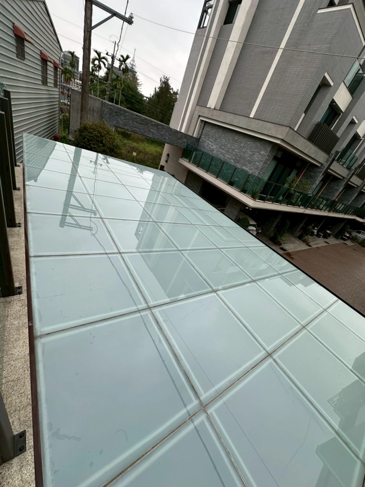 採光罩強化玻璃清潔水垢及青苔