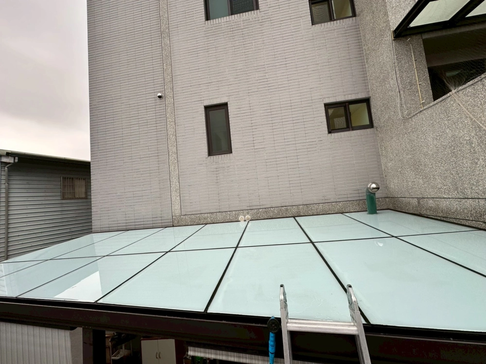 採光罩強化玻璃清潔水垢及青苔